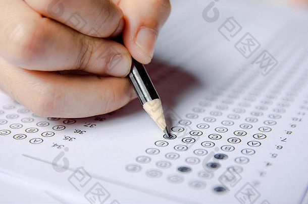 学生手持有铅笔写作选择选择回答表数学问题表学生测试检查学校考试