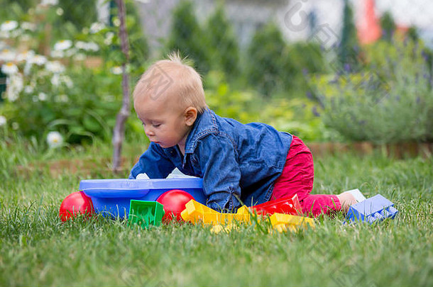 婴儿男孩玩大建设块花园建筑形状