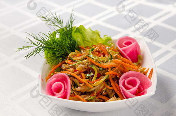 沙拉猪肉耳朵胡萝卜保加利亚胡椒新鲜的黄瓜生菜洋葱绿色经验丰富的蔬菜石油