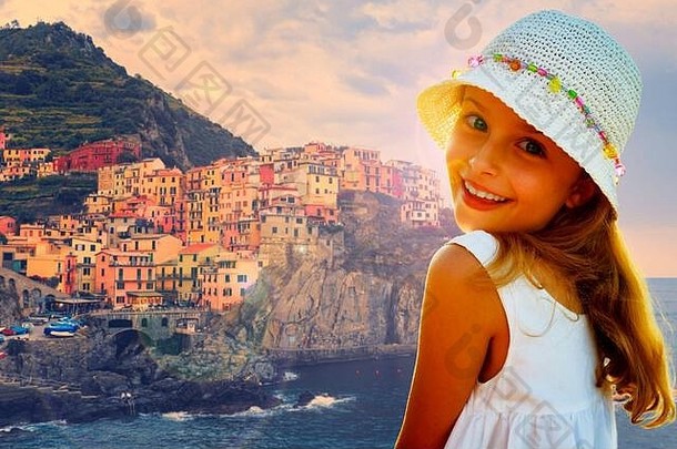 肖像年轻的女孩againsat色彩斑斓的传统的房子岩石地中海海日落manarola五渔村意大利