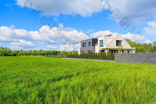 现代房子绿色草地农村景观克拉科夫波兰