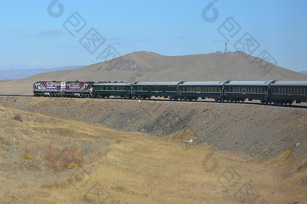 典型的俄罗斯火车反式西伯利亚铁路绕组弯曲山遥远的
