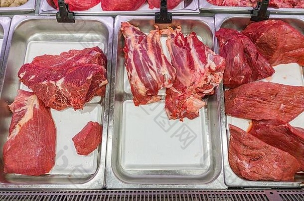 新鲜的牛肉肉肋骨出售超市