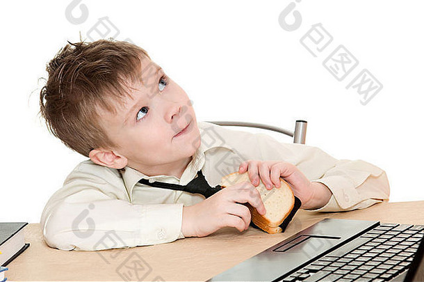深思熟虑的男孩吃三明治领带孤立的白色背景