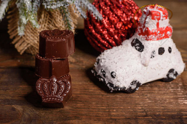 分类细巧克力糖果白色黑暗牛奶巧克力糖果背景圣诞节室内礼物盒子圣诞节火灾