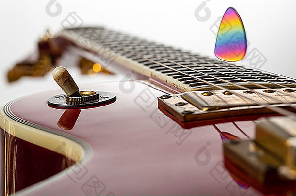 关闭红色的电吉他飞行彩虹选择