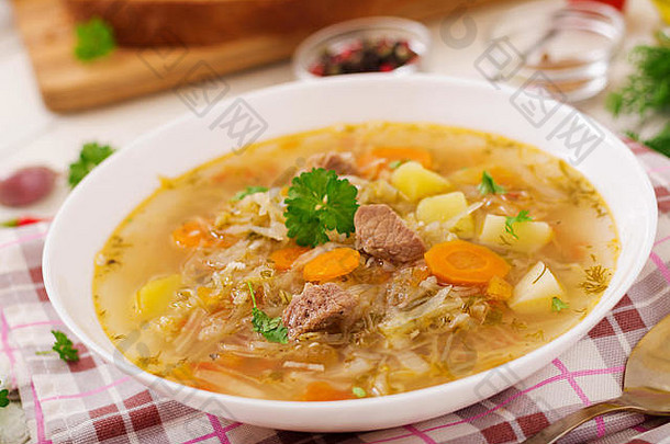 传统的俄罗斯汤卷心菜酸菜汤