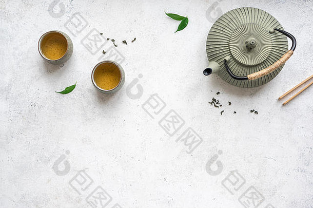 亚洲茶集铁茶壶陶瓷茶杯绿色茶叶子传统的茶作文白色背景复制空间