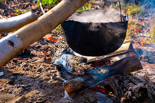 大锅蒸汽烟开放火户外烹饪概念成形使食物