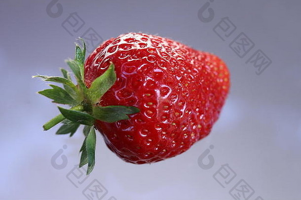 明亮的红色的闪亮的<strong>草莓</strong>水果