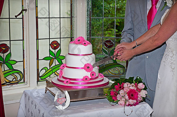 夫妇切割婚礼蛋糕