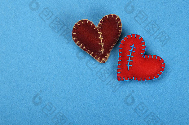 感觉工艺艺术手工制作的缝玩具心红色的棕色（的）蓝色的背景