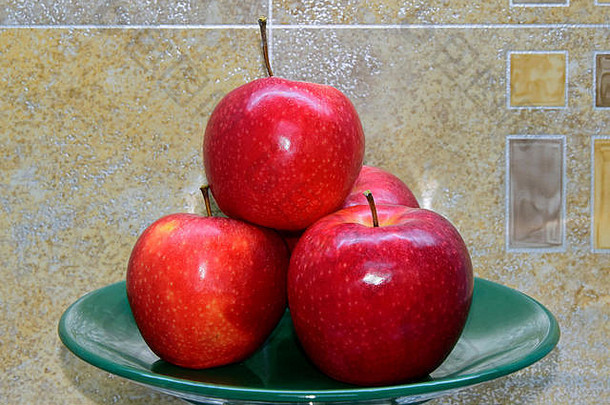 蜡状白色的圆点红色的苹果联欢晚会各种堆绿色板top-lateral特写镜头视图摘要几何背景