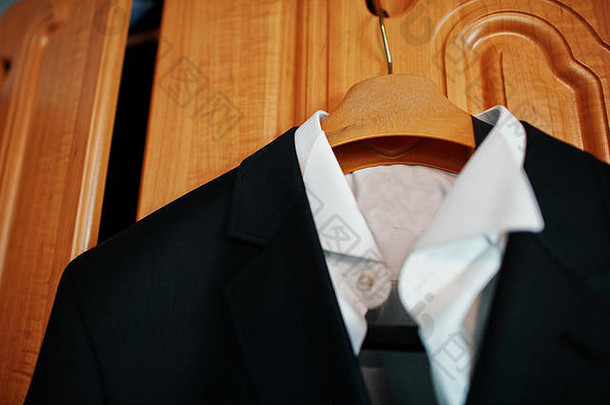 马夫的黑色的婚礼夹克白色衬衫挂架
