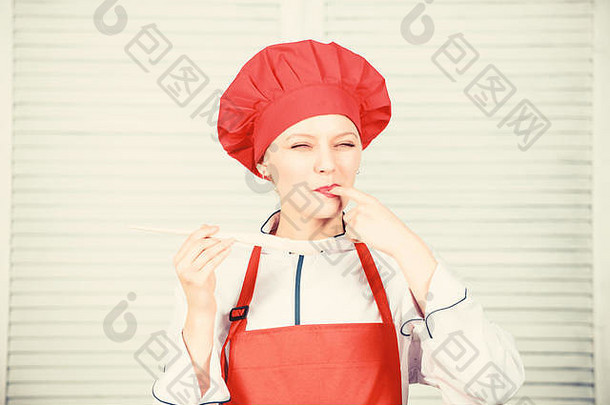 节食概念健康的素食者素食主义者食谱吃健康的女人老板烹饪持有木勺子健康的食谱美味的餐健康的配给女人专业老板持有勺子