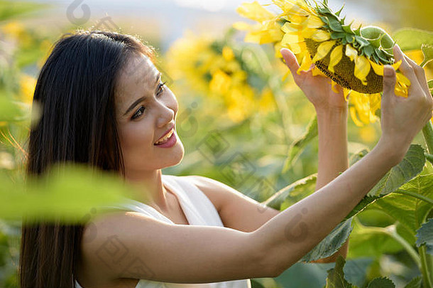 年轻的快乐亚洲女人微笑向日葵