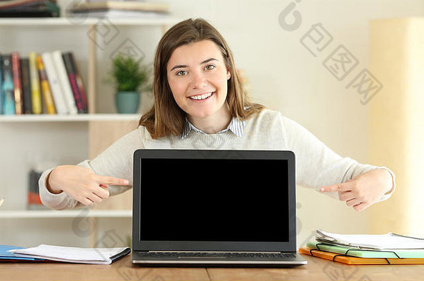 前面视图肖像单快乐大学学生显示空白移动PC屏幕表格首页