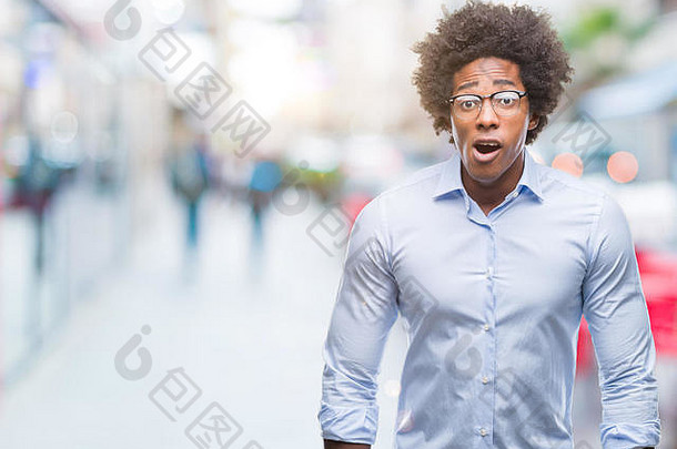 非洲式发型美国业务男人。穿眼镜孤立的背景害怕震惊了惊喜表达式恐惧兴奋脸