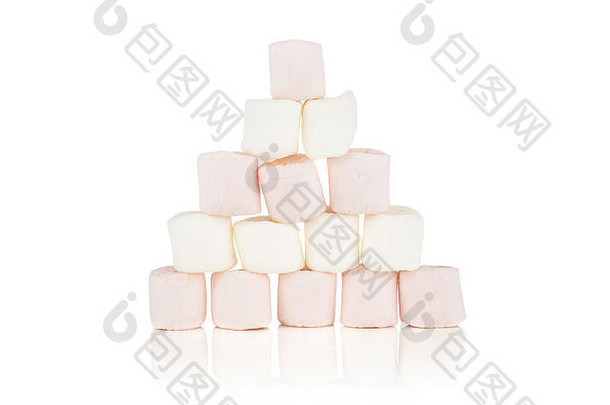 很多甜蜜的毛茸茸的棉花糖金字塔孤立的白色背景