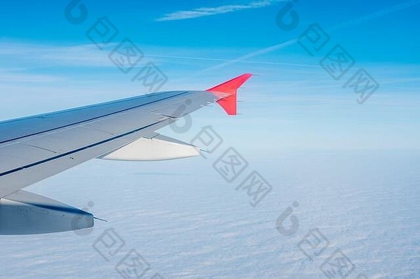 飞机翼背景清晰的蓝色的天空海密集的白色云