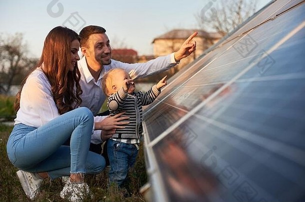 一边视图拍摄年轻的现代家庭儿子熟太阳能面板阳光明媚的一天绿色替代能源概念