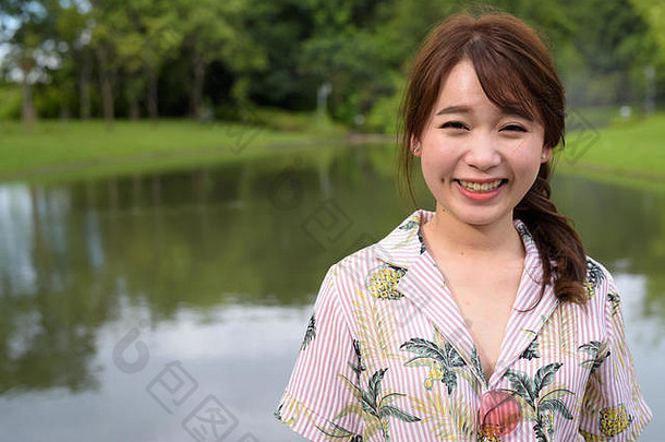 年轻的美丽的亚洲旅游<strong>女人</strong>放松公园