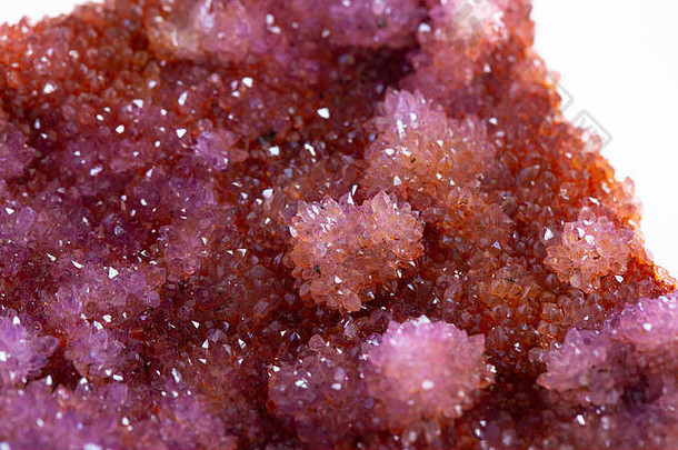 水晶石头宏矿物紫色的粗糙的紫水晶石英晶体白色背景