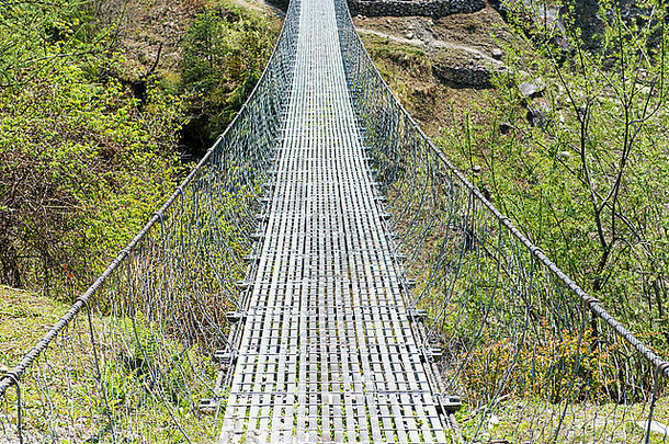 悬架桥安纳普尔纳峰电路受欢迎的游客长途跋涉喜玛拉雅山巨大的尼泊尔