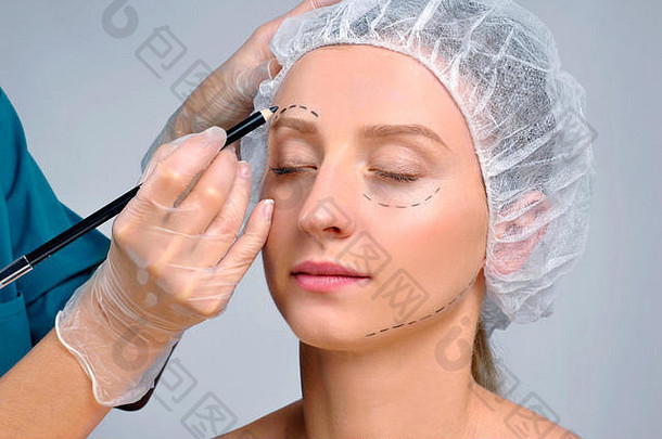 塑料手术女人虚线行脸抗衰老治疗脸电梯医生的手画穿孔行眉
