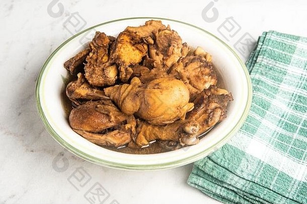 服务filipino-style鸡阿多博菜碗绿色餐巾集大理石桌面