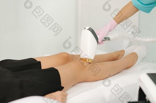年轻的女人激光治疗腿水疗中心激光拔毛美容