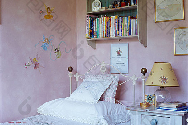 <strong>小书架</strong>墙白色铸铁床上孩子的粉红色的卧室仙女画墙