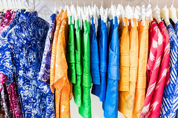 休闲时尚色彩斑斓的彩色的棉花孩子男孩衣服悬挂器店里市场夏天春天集合商店展厅
