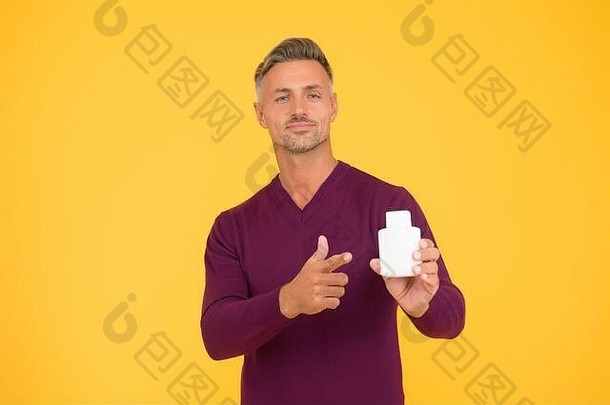 帮助使购物决定英俊的男人。点手指瓶广告产品广告香水广告促进广告香味广告复制空间