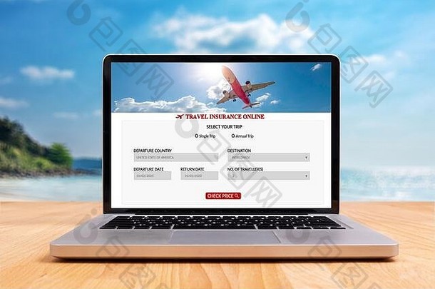 旅行保险在线应用程序网站屏幕移动PC电脑木桌子上模糊的夏天海海洋海滩背景在线旅行