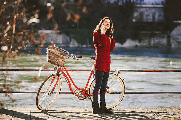 年轻的女旅行者享受站自行车河城市巴塞尔协议旅行瑞士年轻的高加索人女人会说话的