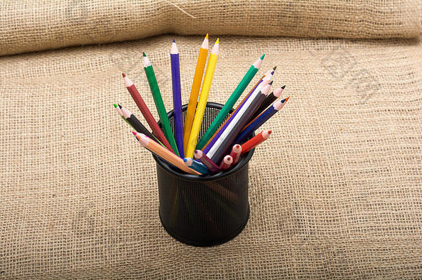 集色彩斑斓的铅笔持有人艺术概念
