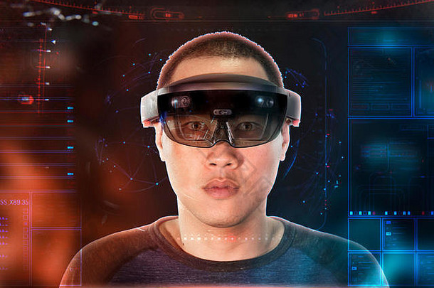 肖像年轻的男人。虚拟现实眼睛穿眼镜全息香酚未来观光全息香酚