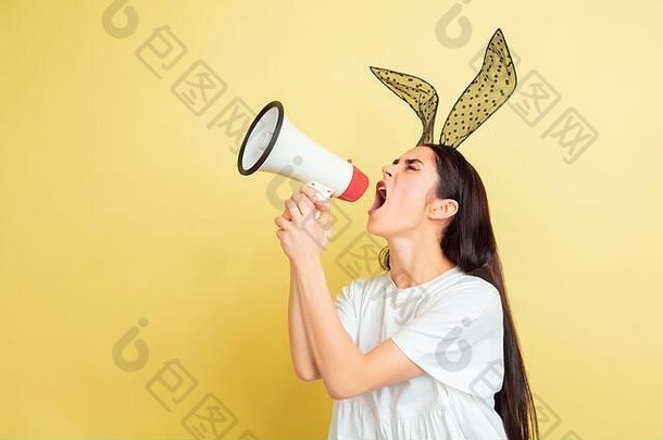 调用扩音器高加索人女人复活节兔子黄色的工作室背景快乐复活节美丽的女模型概念人类情绪面部表达式假期Copyspace