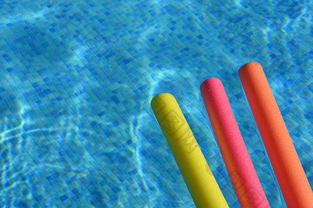 明亮彩色池面条游泳池复制空间有趣的夏天共鸣