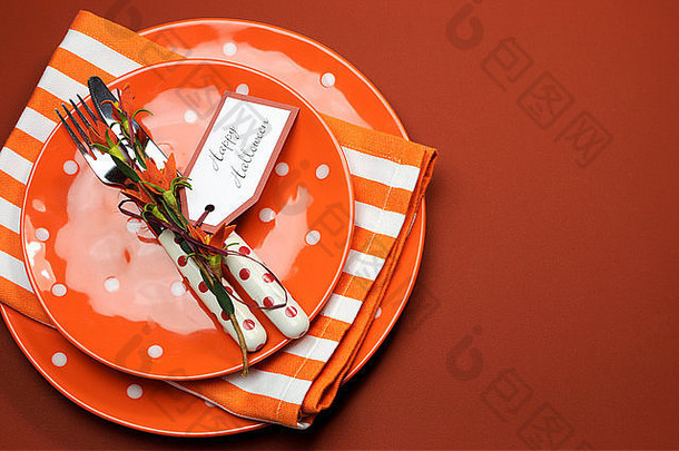明亮的现代快乐万圣节橙色波尔卡点条纹盘子餐巾午餐晚餐表格设置复制空间