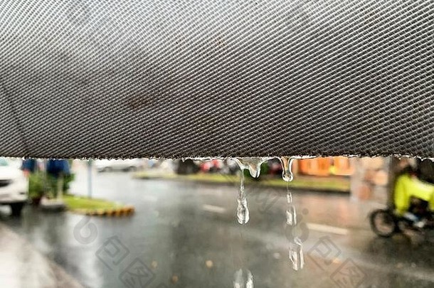 雨场景雨滴衣衫褴褛的边缘表塑料街场景雨汽车模糊背景喜怒无常的财富
