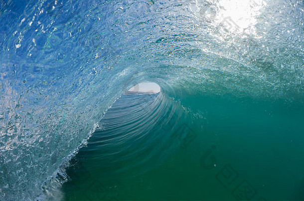 海洋波权力冲浪冲浪者游泳视图内部空心崩溃管