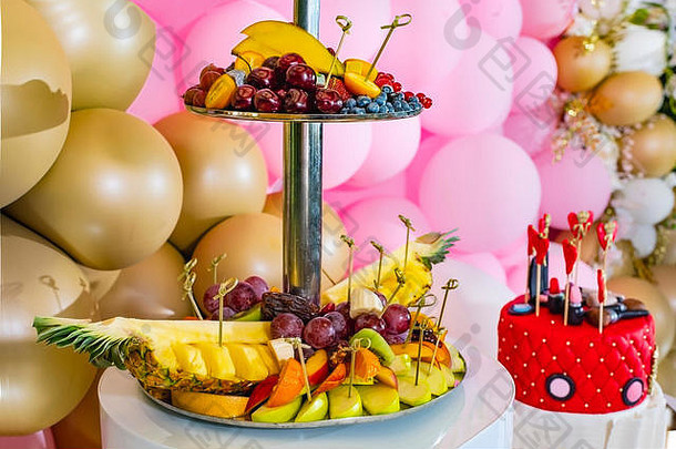 华丽的蛋糕装饰口红心生日年轻的女孩糖果酒吧糖果水果装饰气球韦迪