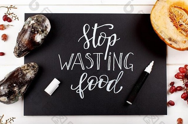黑板停止浪费食物刻字腐烂的水果前视图