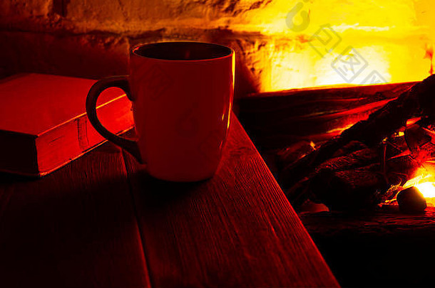 杯咖啡茶书木表格壁炉黑暗房间概念休息