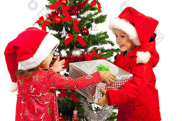 快乐男孩提供圣诞节现在女孩树