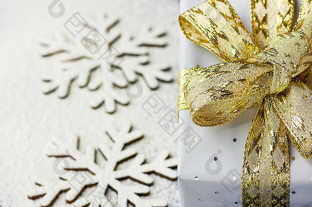 优雅的礼物盒子包装灰色银纸波尔卡点金丝带雪背景雪片圣诞节年礼物shoppin