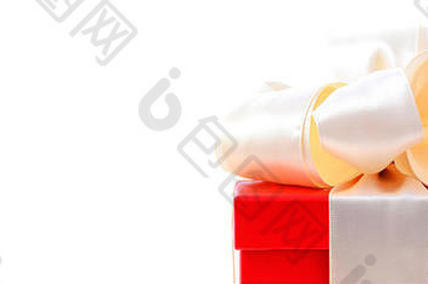 明亮的红色的节日假期礼物盒子特写镜头包装奶油白色缎丝带大小的适合受欢迎的社会媒体封面图像