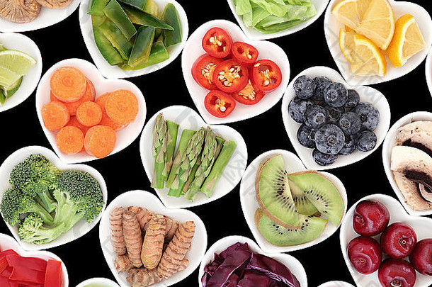 超级食物水果蔬菜选择心形状的菜黑色的背景高维生素抗氧化剂